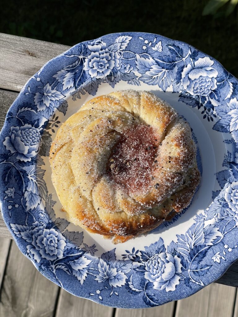 Cardamom vanilla rhubarb buns