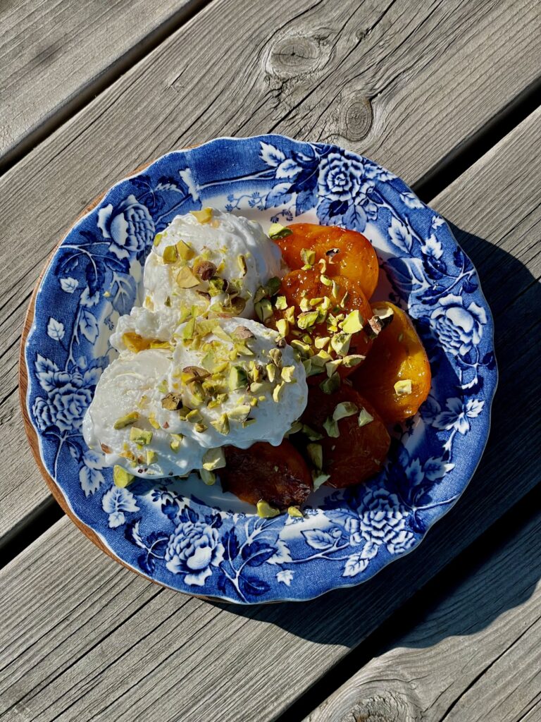 Caramelized apricots with vanilla ice cream