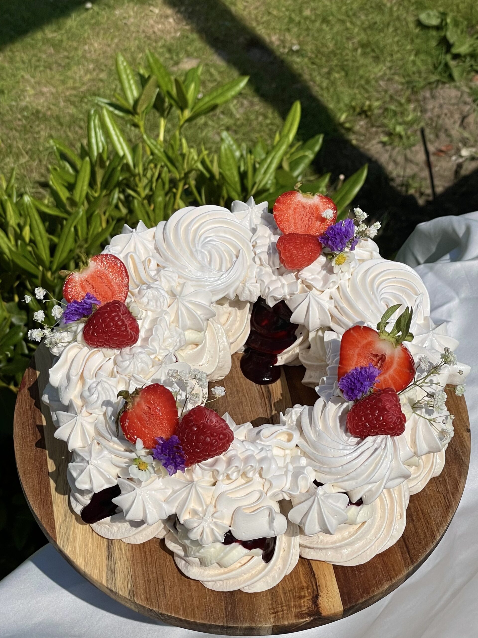Midsummer Pavlova (Midsommarkrans pavlova)