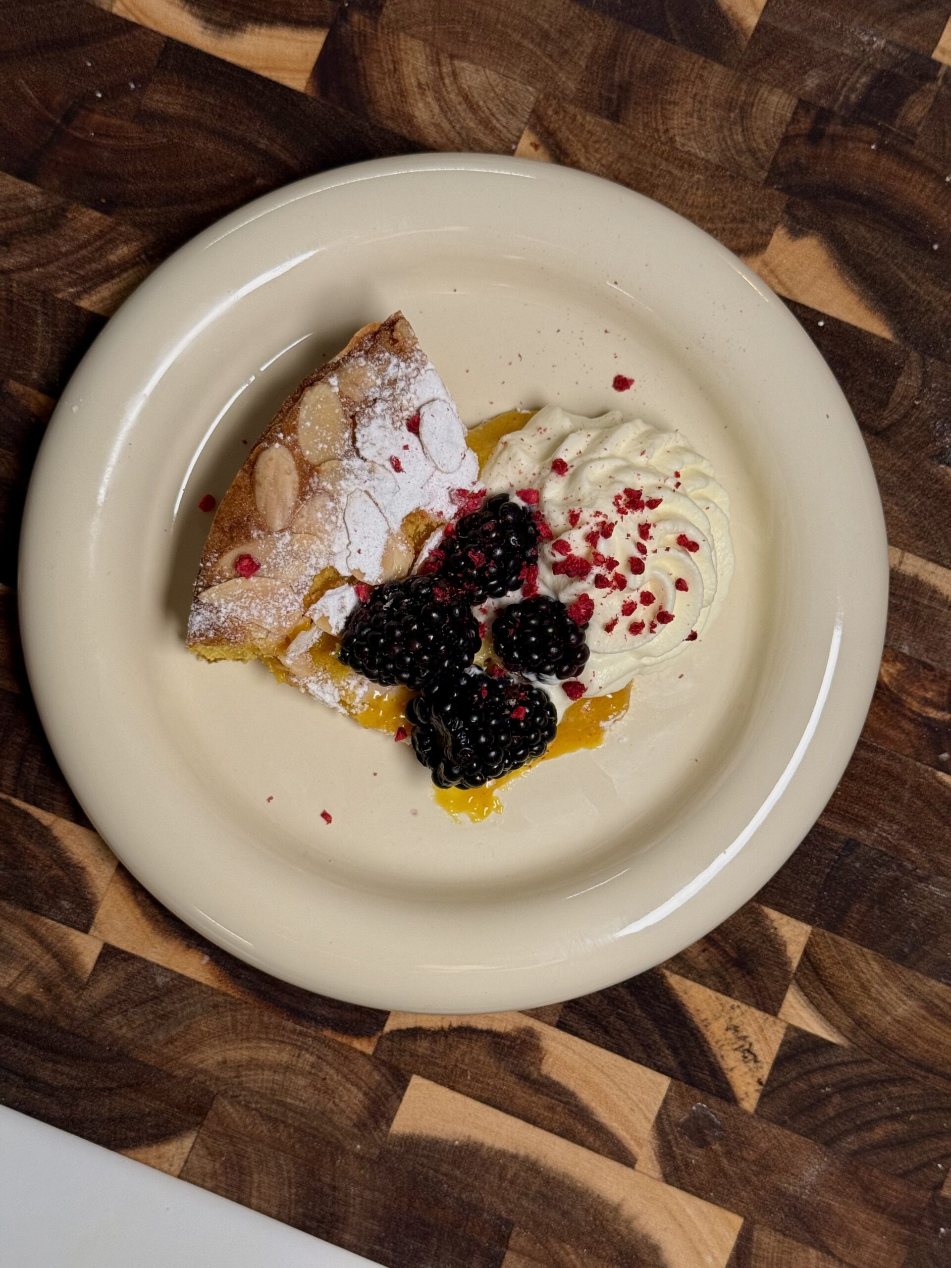 Saffrans Kladdkaka med brynt smör, apelsin och mandel