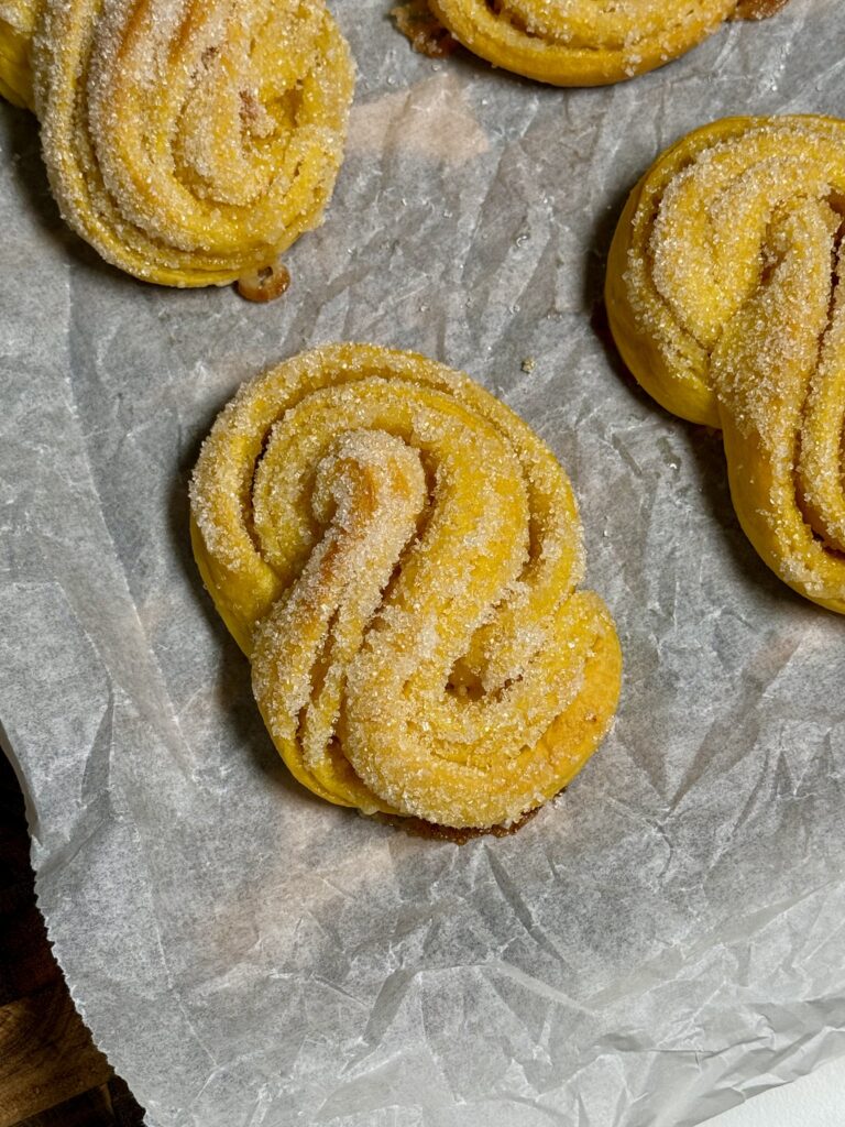 Lussebullar med mandelmassa och apelsin